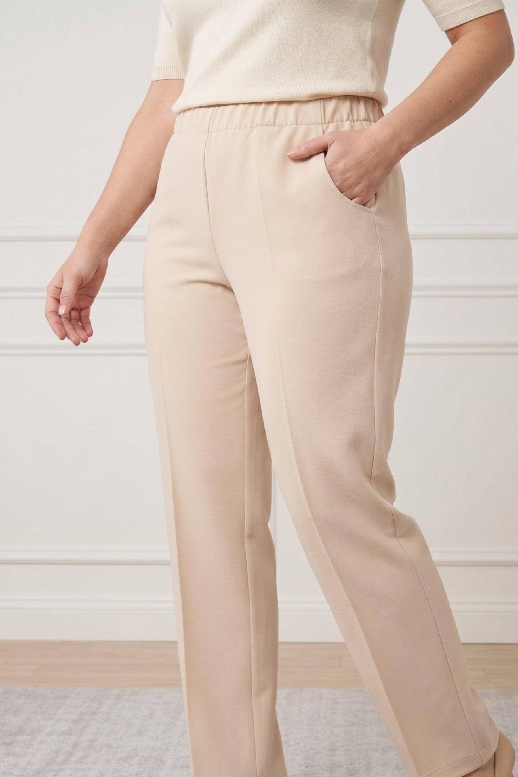 Kadın Beli Lastikli Yan Cepli Önden Dikişli Düz Paça Pantolon