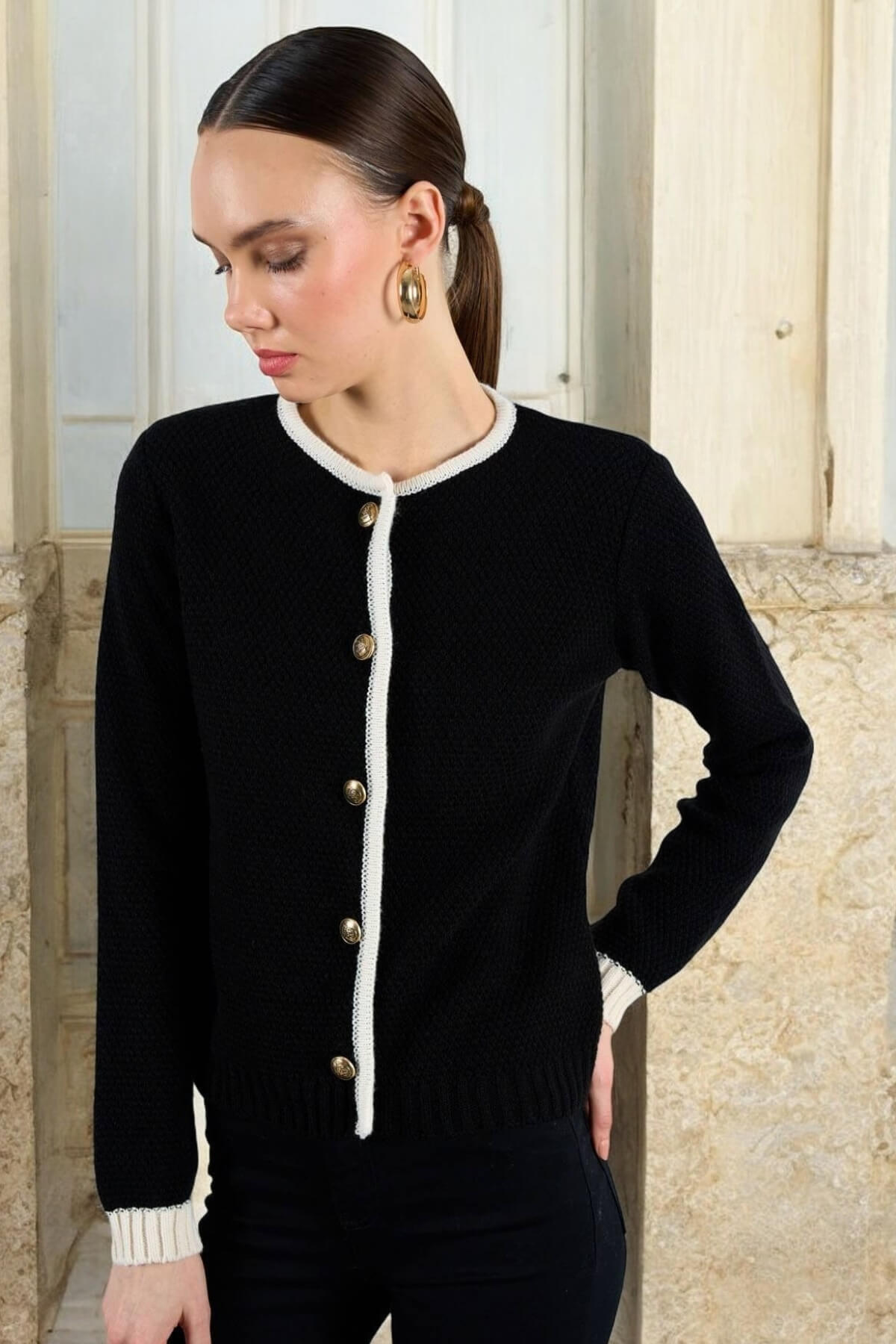 Kadın Gold Düğmeli Oversize Şeritli Siyah Triko Hırka