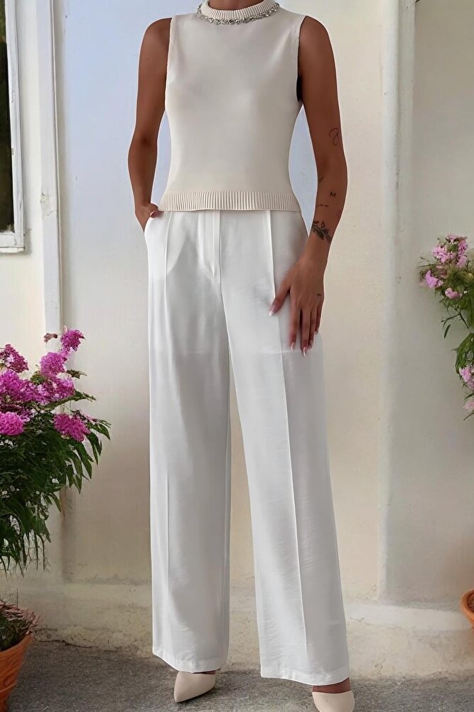 Kadın Yakası Taşlı Siyah Kolsuz Süveter