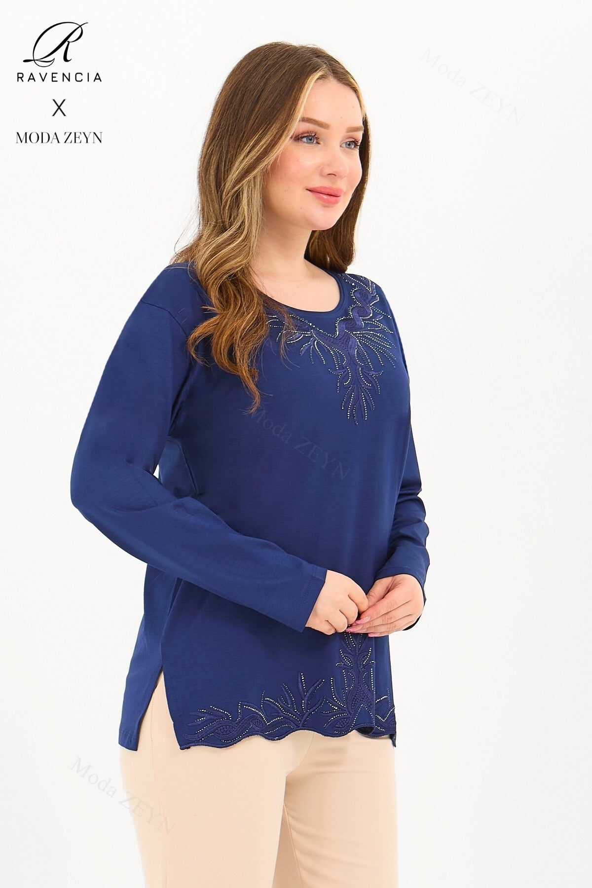 Kadın Yaka Ve Etek Taşlı Nakış Işlemeli Yırtmaçlı Likralı Viskon Anne Penye Bluz