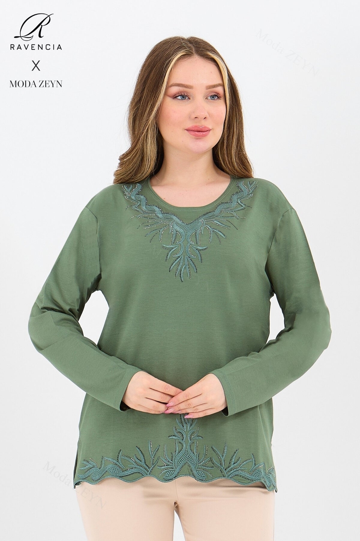 Kadın Yaka Ve Etek Taşlı Nakış Işlemeli Yırtmaçlı Likralı Viskon Anne Penye Bluz