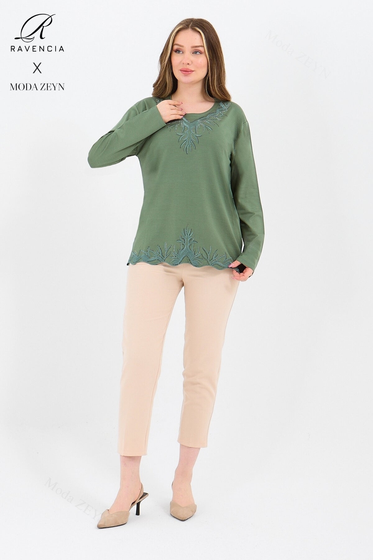 Kadın Yaka Ve Etek Taşlı Nakış Işlemeli Yırtmaçlı Likralı Viskon Anne Penye Bluz