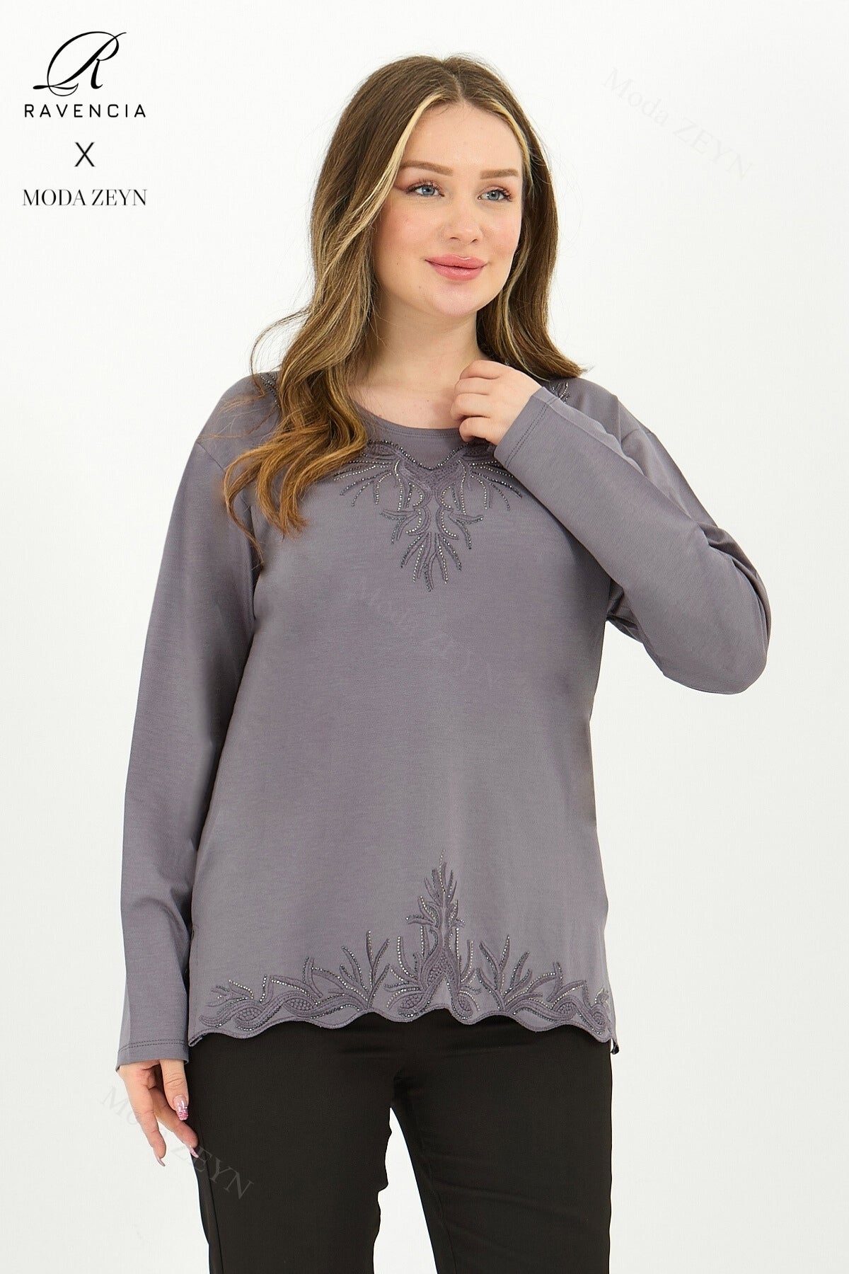 Kadın Yaka Ve Etek Taşlı Nakış Işlemeli Yırtmaçlı Likralı Viskon Anne Penye Bluz