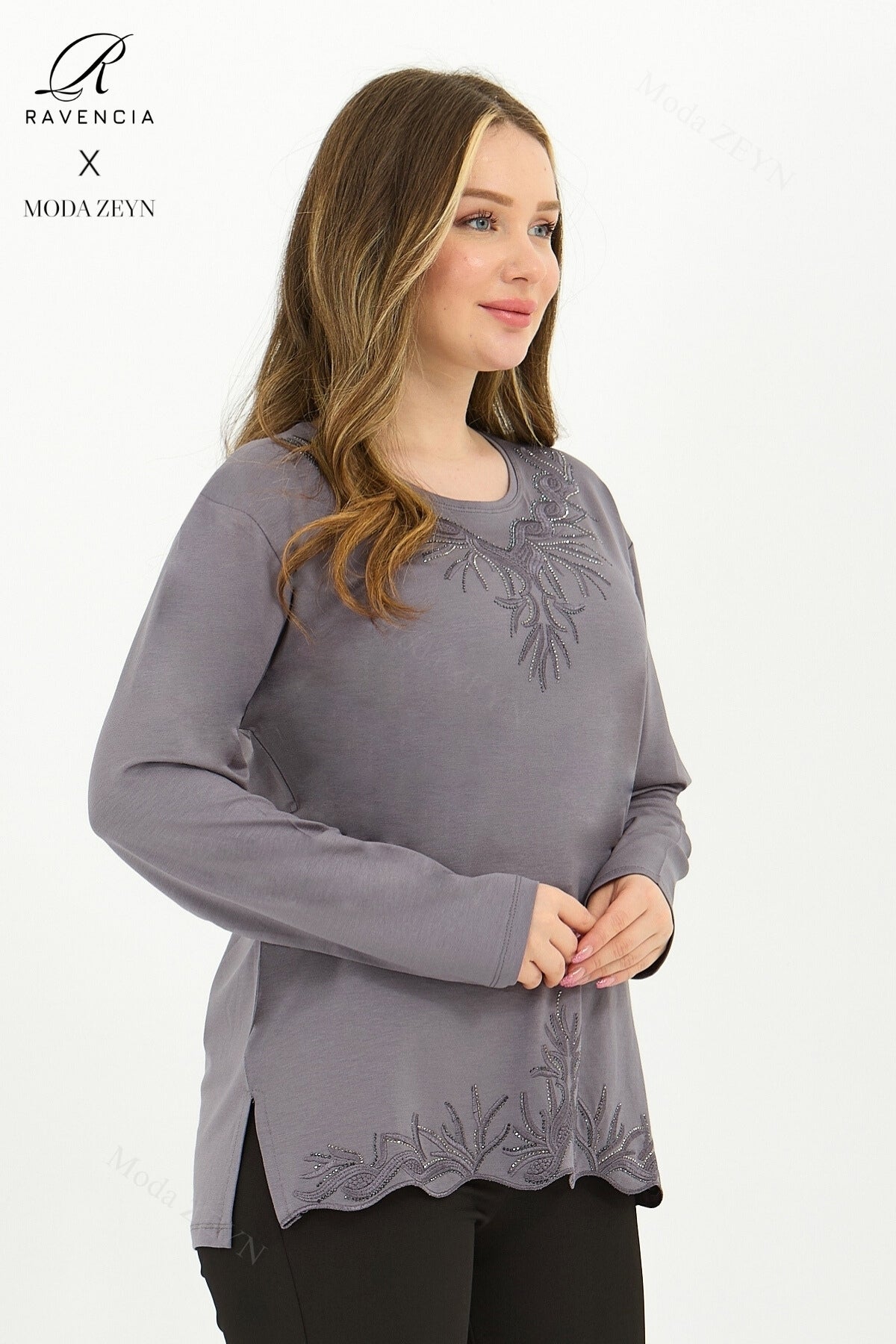 Kadın Yaka Ve Etek Taşlı Nakış Işlemeli Yırtmaçlı Likralı Viskon Anne Penye Bluz