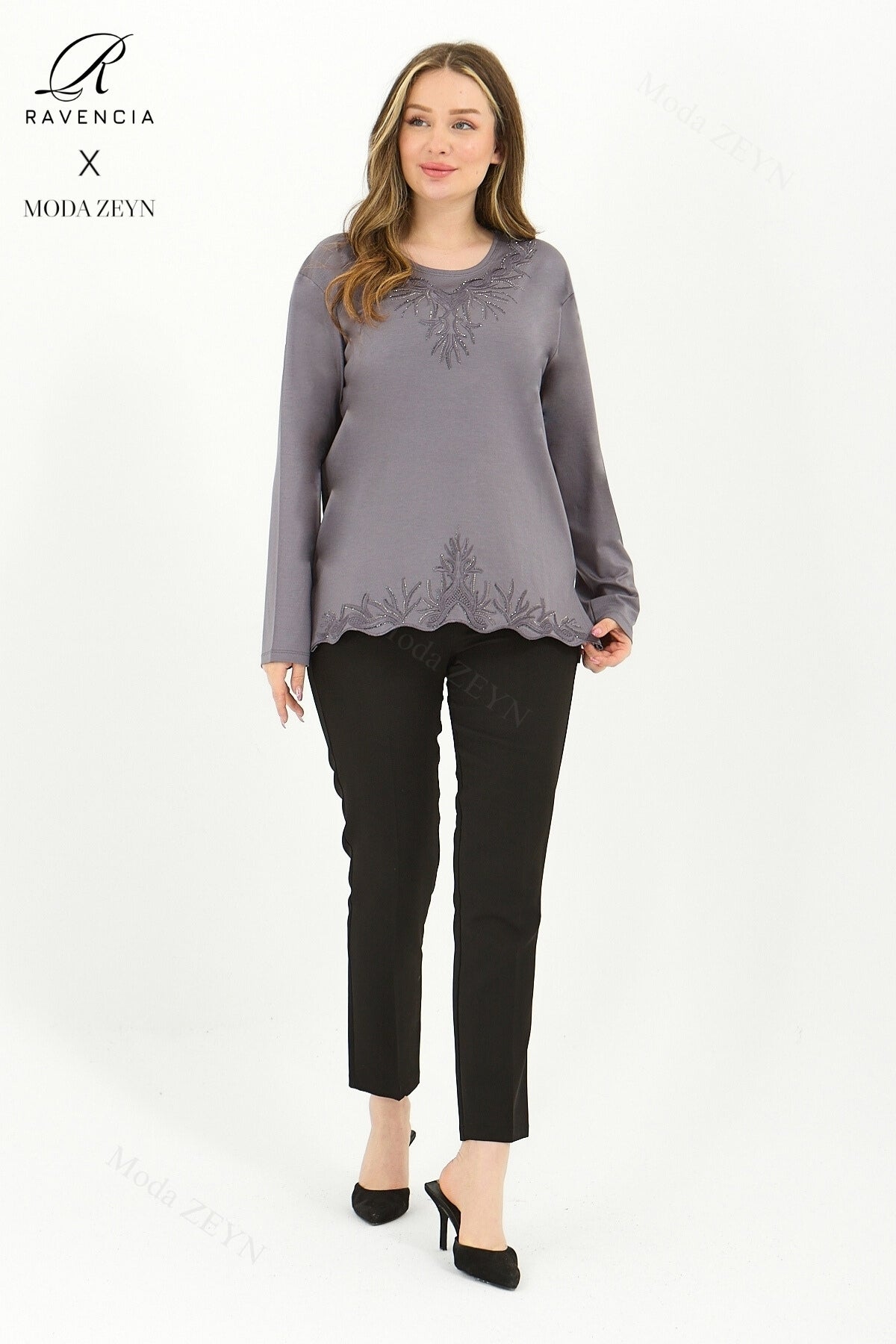 Kadın Yaka Ve Etek Taşlı Nakış Işlemeli Yırtmaçlı Likralı Viskon Anne Penye Bluz