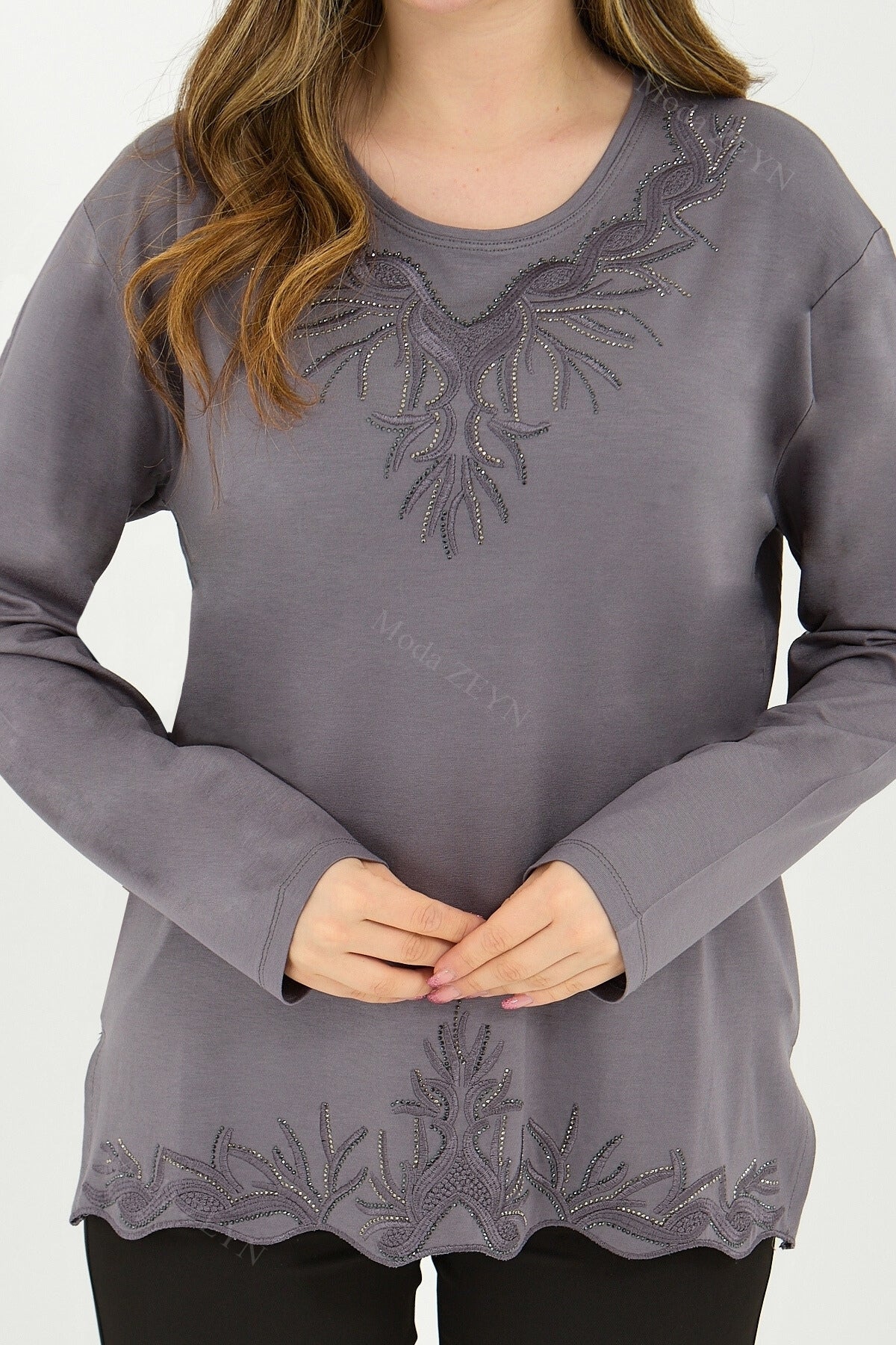 Kadın Yaka Ve Etek Taşlı Nakış Işlemeli Yırtmaçlı Likralı Viskon Anne Penye Bluz