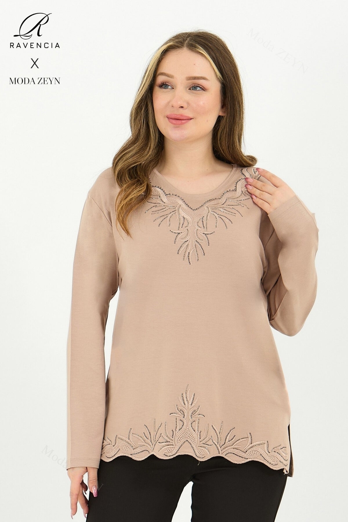 Kadın Yaka Ve Etek Taşlı Nakış Işlemeli Yırtmaçlı Likralı Viskon Anne Penye Bluz