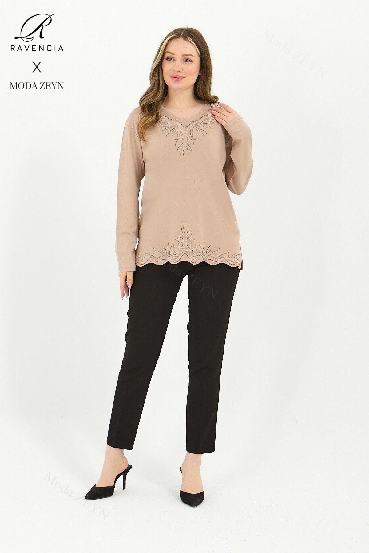 Kadın Yaka Ve Etek Taşlı Nakış Işlemeli Yırtmaçlı Likralı Viskon Anne Penye Bluz