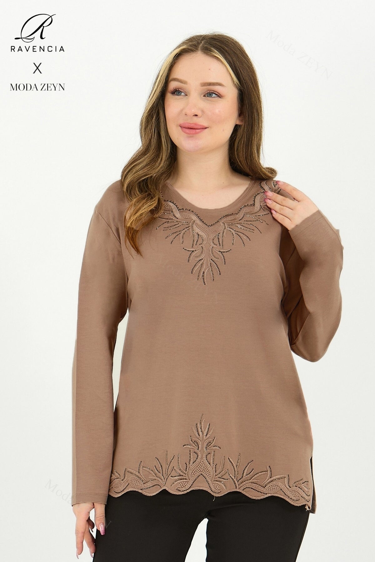Kadın Yaka Ve Etek Taşlı Nakış Işlemeli Yırtmaçlı Likralı Viskon Anne Penye Bluz