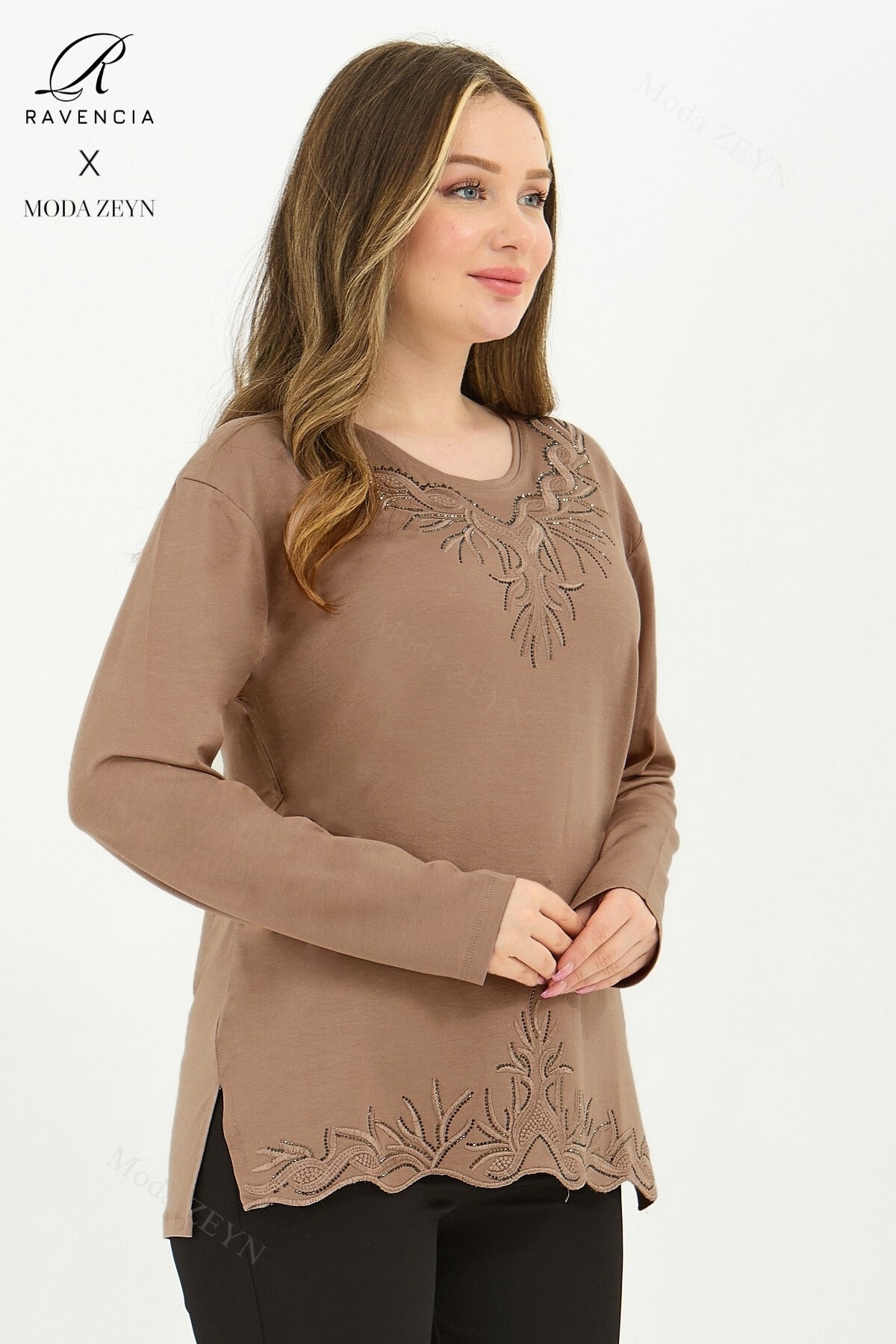 Kadın Yaka Ve Etek Taşlı Nakış Işlemeli Yırtmaçlı Likralı Viskon Anne Penye Bluz