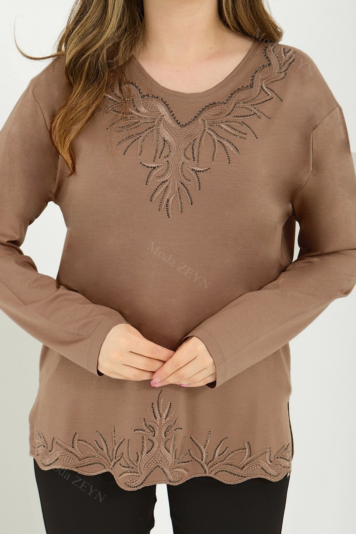 Kadın Yaka Ve Etek Taşlı Nakış Işlemeli Yırtmaçlı Likralı Viskon Anne Penye Bluz