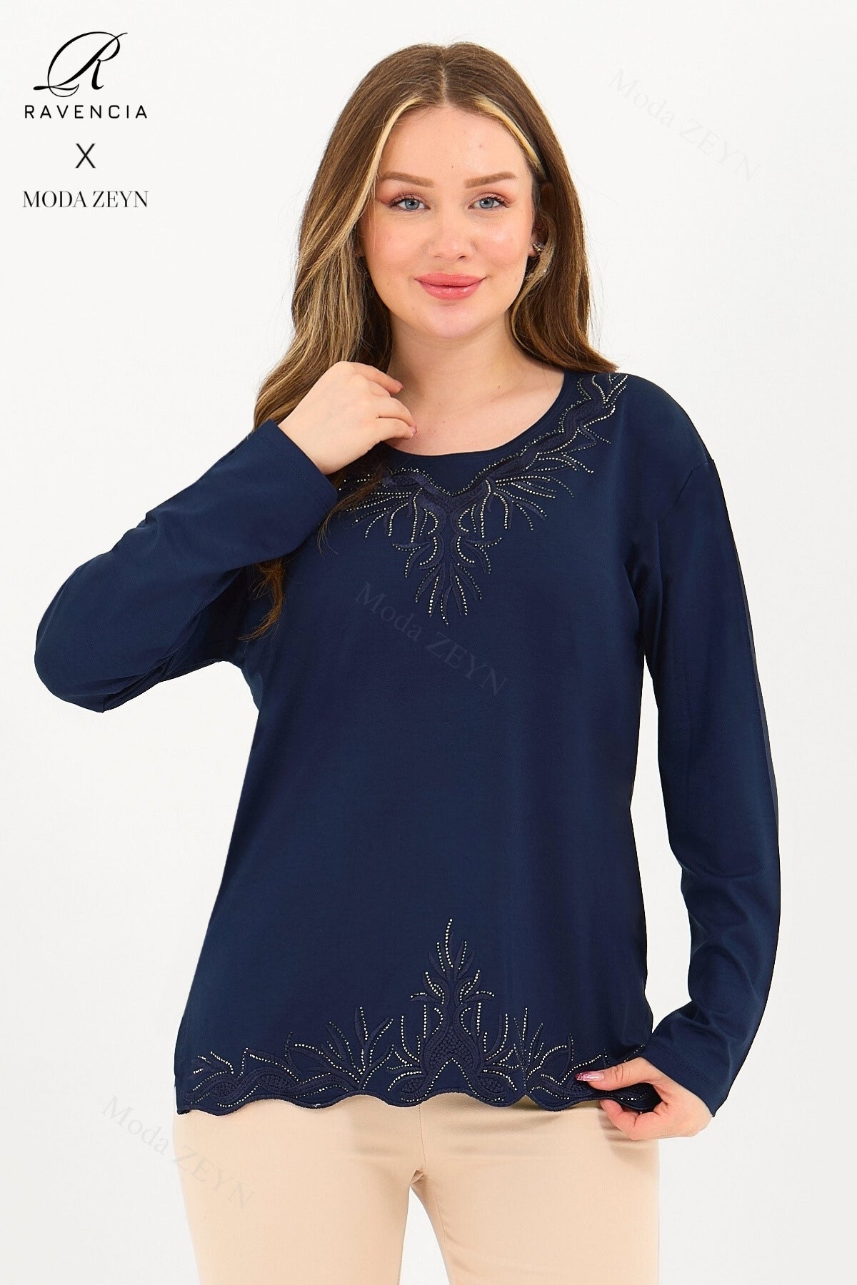 Kadın Yaka Ve Etek Taşlı Nakış Işlemeli Yırtmaçlı Likralı Viskon Anne Penye Bluz