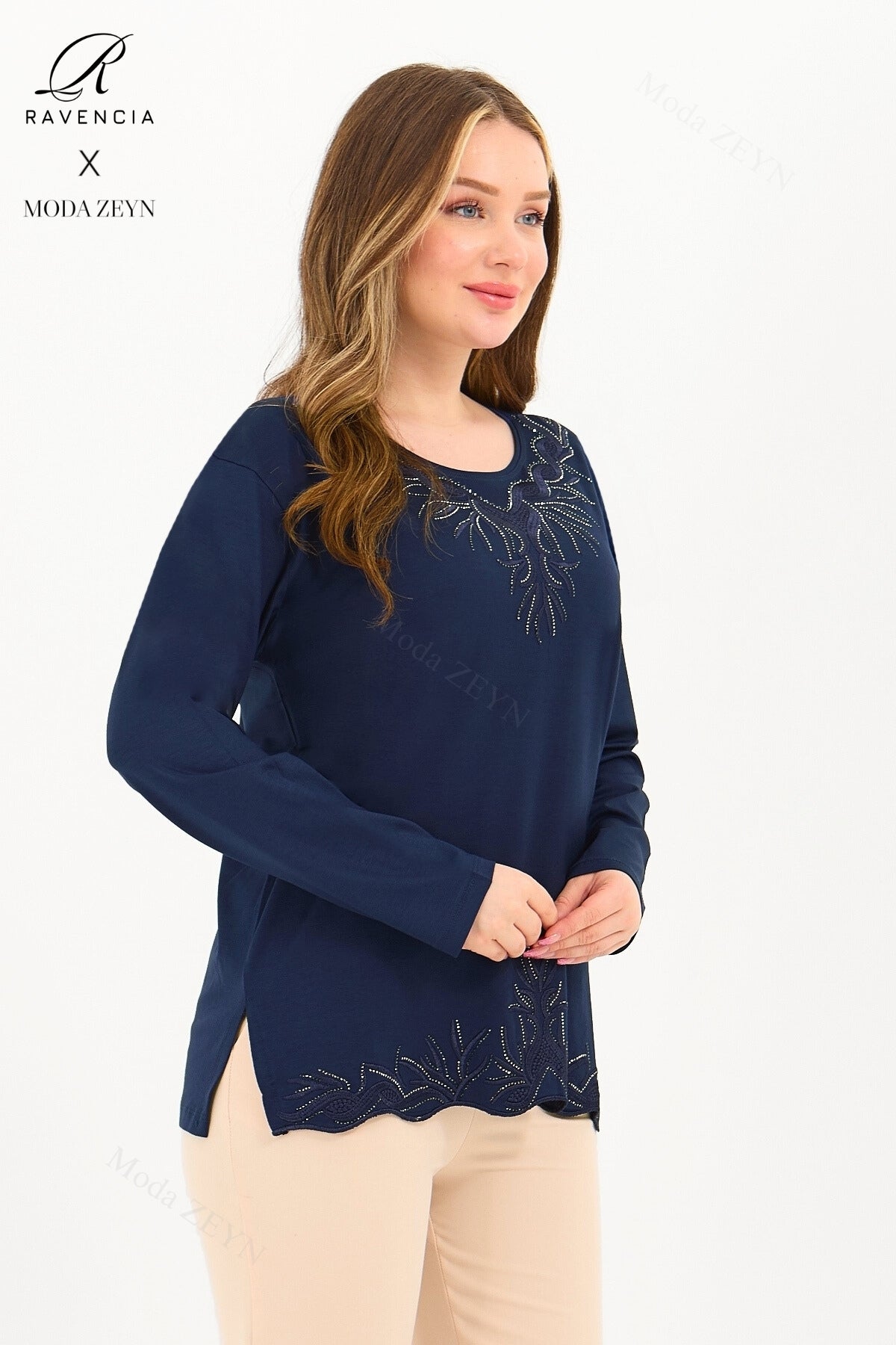 Kadın Yaka Ve Etek Taşlı Nakış Işlemeli Yırtmaçlı Likralı Viskon Anne Penye Bluz