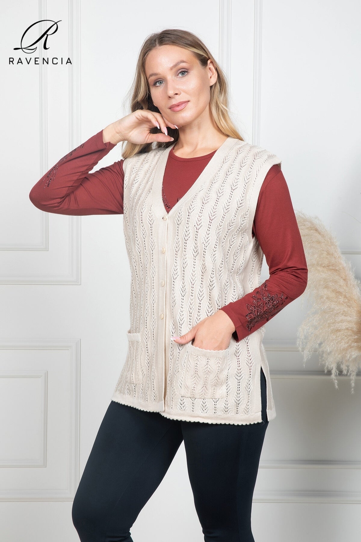 Kadın İnce Orta Yaş Ve Üzeri Triko Örgü Düğmeli Anne Yelek