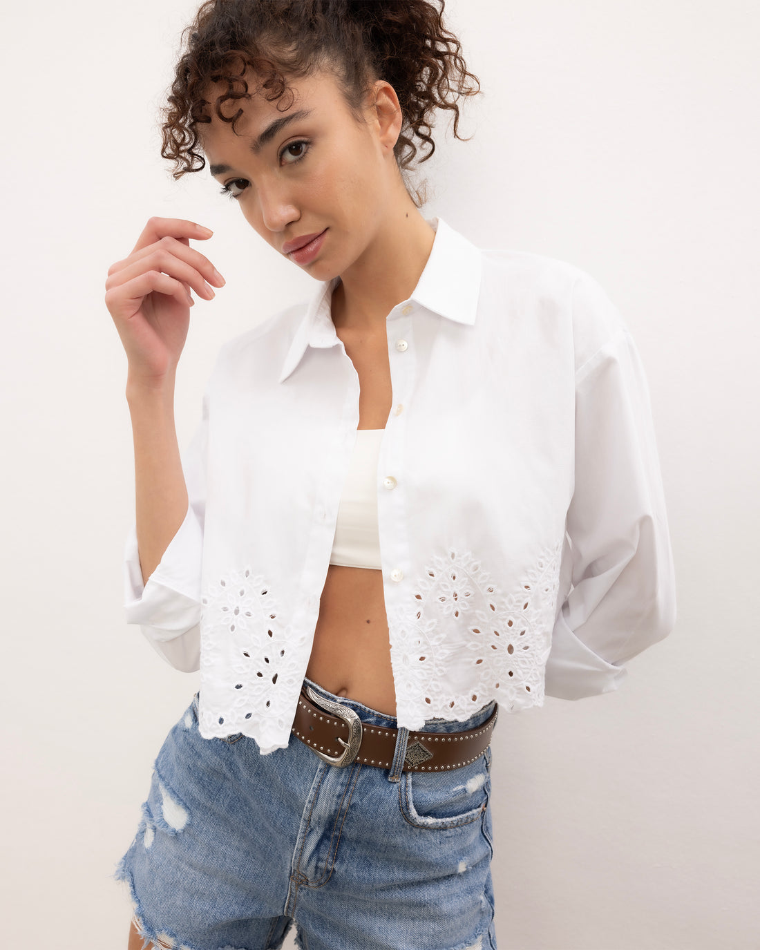 Kadın Eteği Nakış Detaylı Beyaz Crop Koton Gömlek