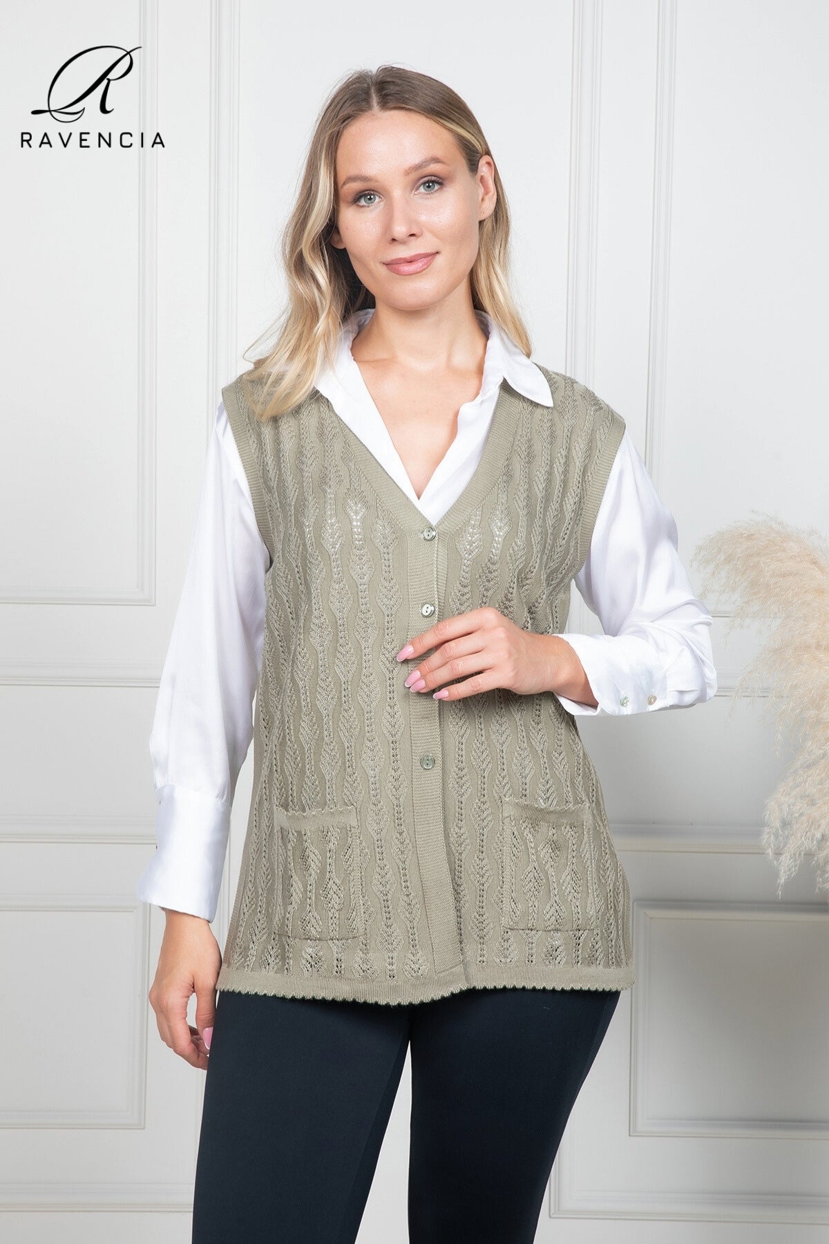 Kadın İnce Orta Yaş Ve Üzeri Triko Örgü Düğmeli Anne Yelek