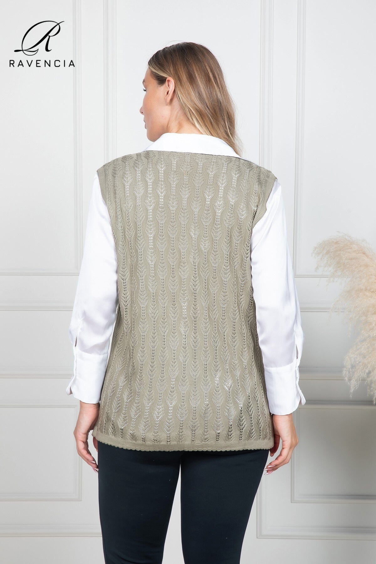 Kadın İnce Orta Yaş Ve Üzeri Triko Örgü Düğmeli Anne Yelek