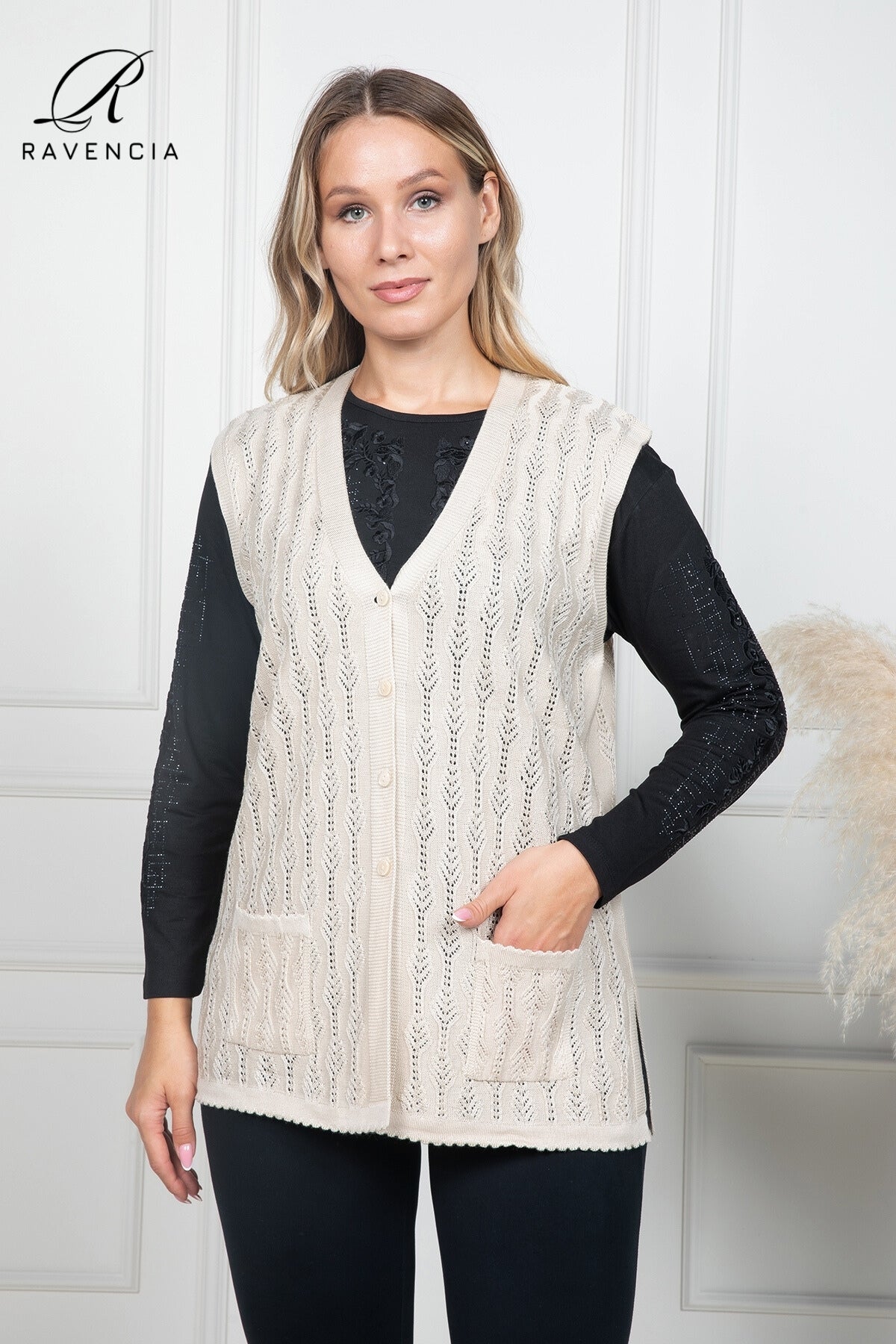 Kadın İnce Orta Yaş Ve Üzeri Triko Örgü Düğmeli Anne Yelek