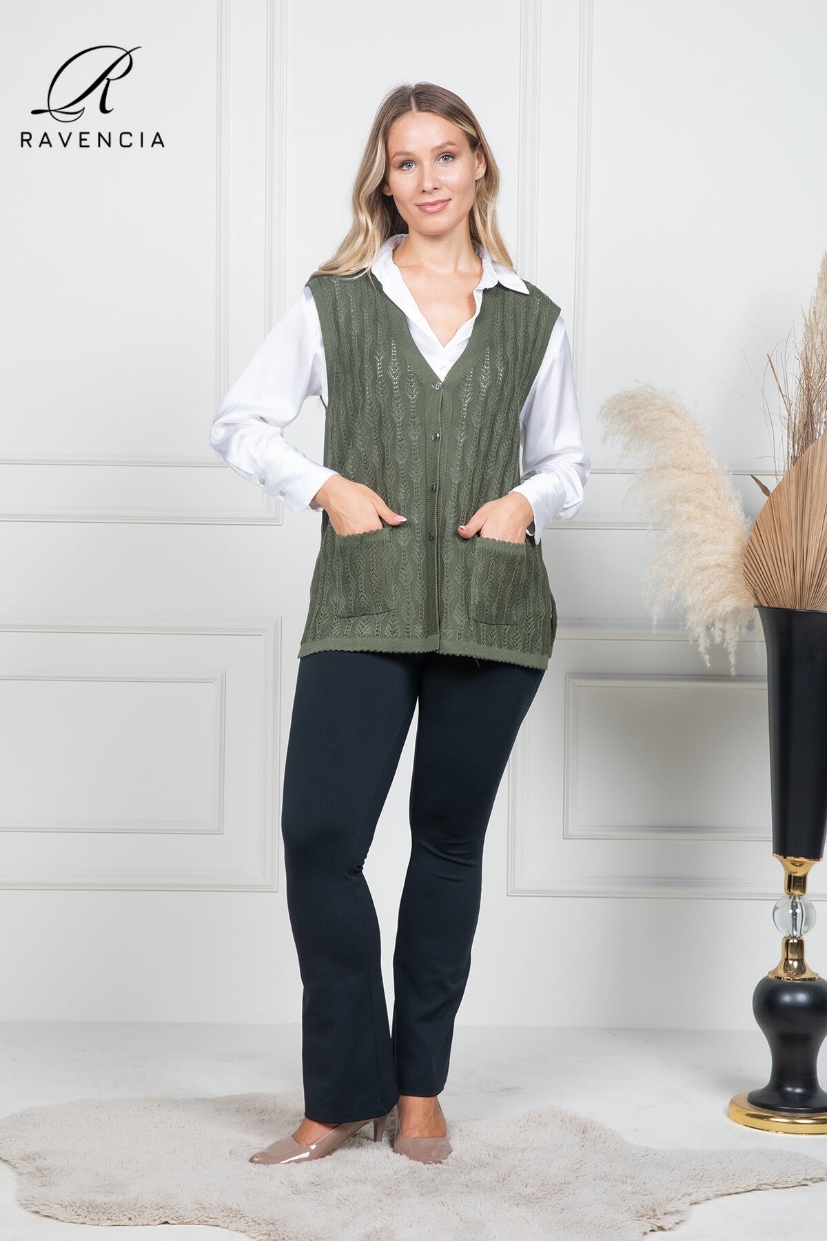 Kadın İnce Orta Yaş Ve Üzeri Triko Örgü Düğmeli Anne Yelek