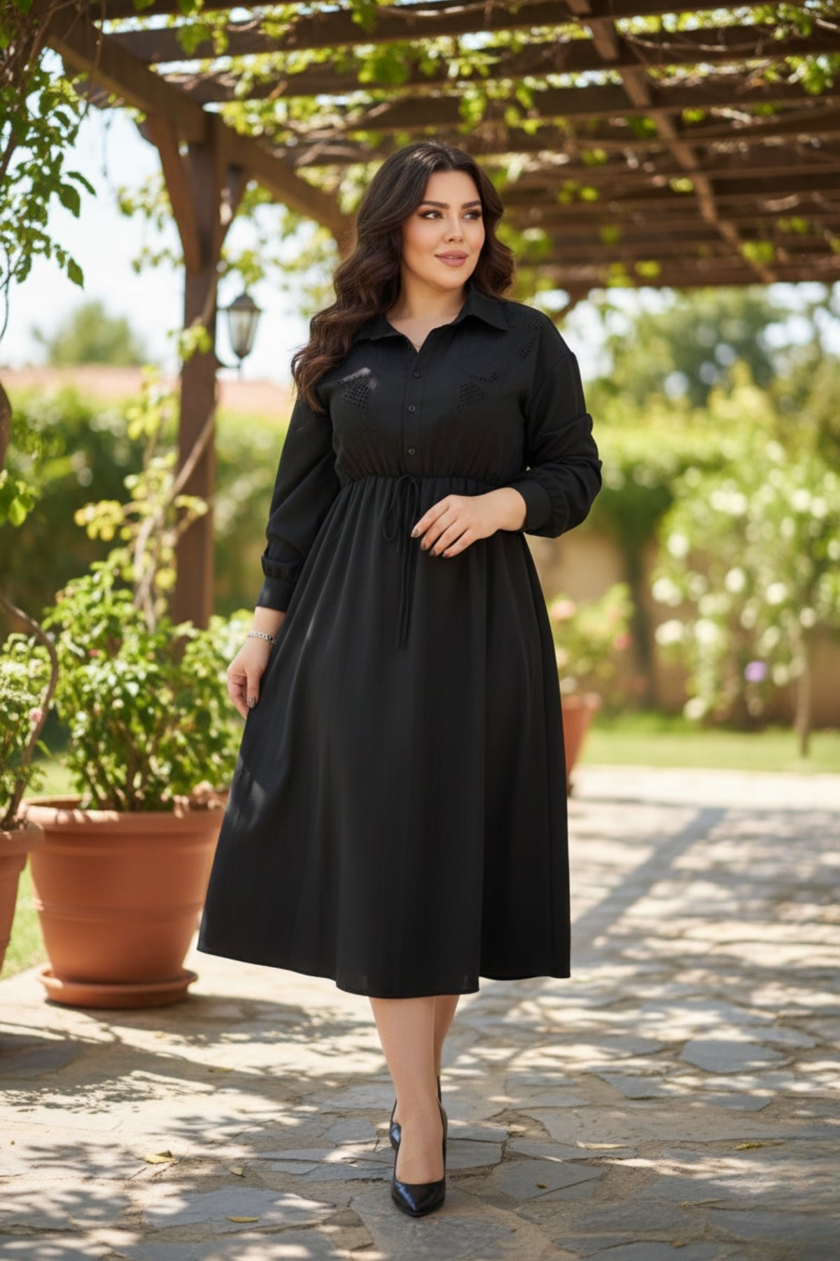 Kadın Siyah Ajur Nakışlı Kiloş Polo Yaka Düğmeli Elbise