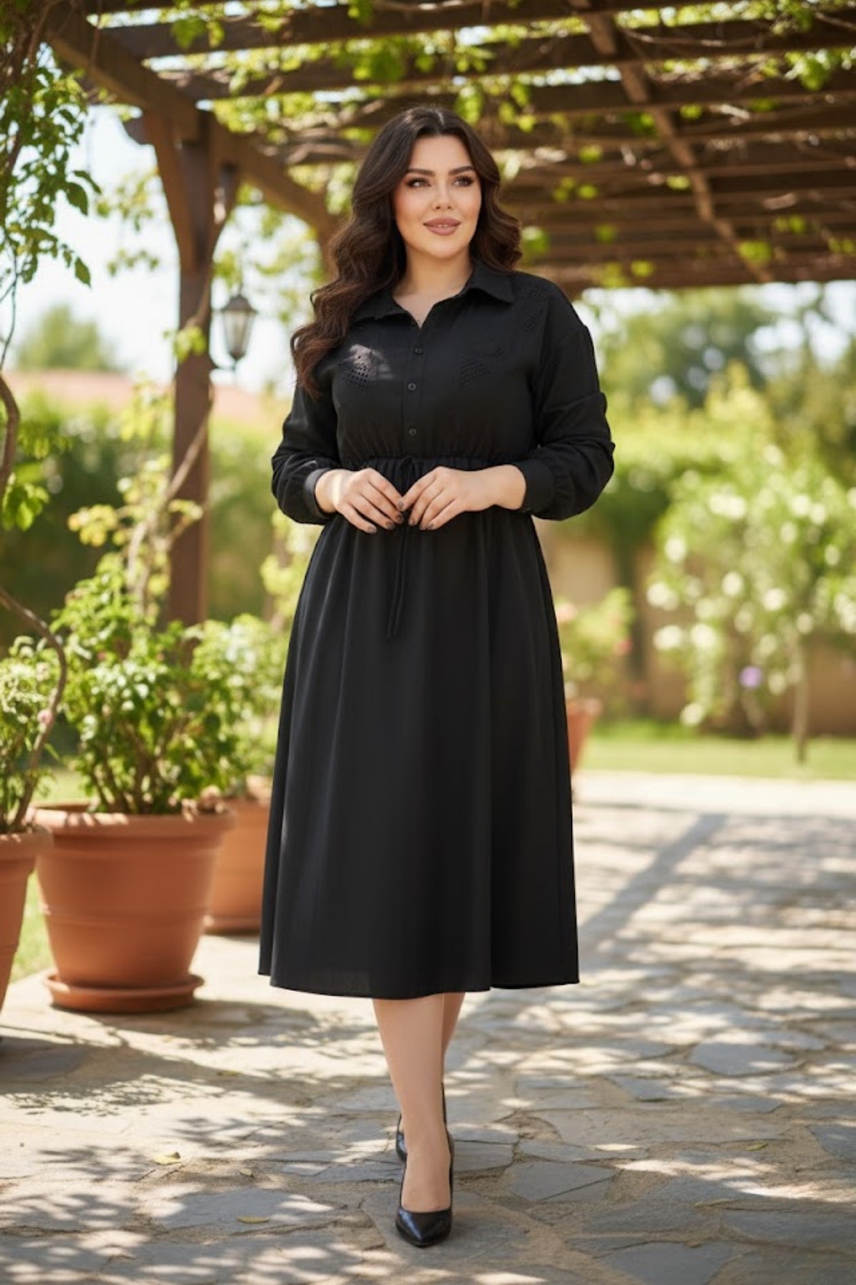 Kadın Siyah Ajur Nakışlı Kiloş Polo Yaka Düğmeli Elbise