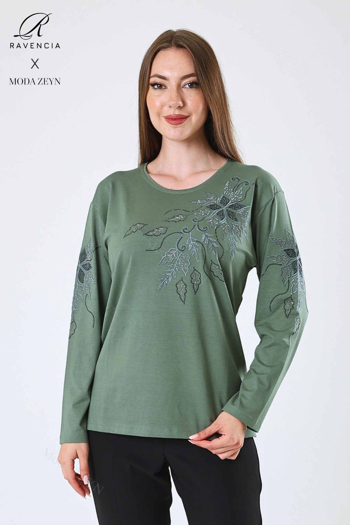 Kadın Çiçek Desenli Taşlı Işlemeli Yırtmaçlı Likralı Viskon Anne Penye Bluz