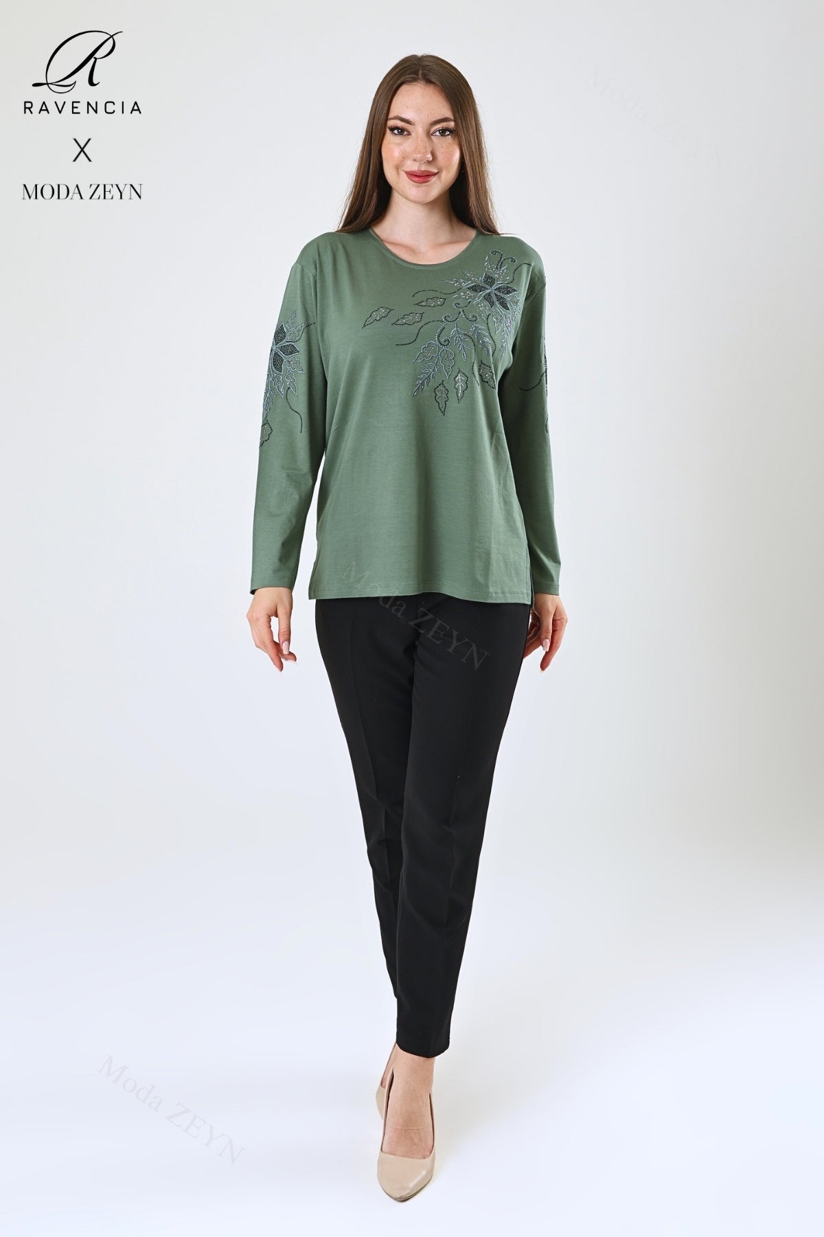 Kadın Çiçek Desenli Taşlı Işlemeli Yırtmaçlı Likralı Viskon Anne Penye Bluz