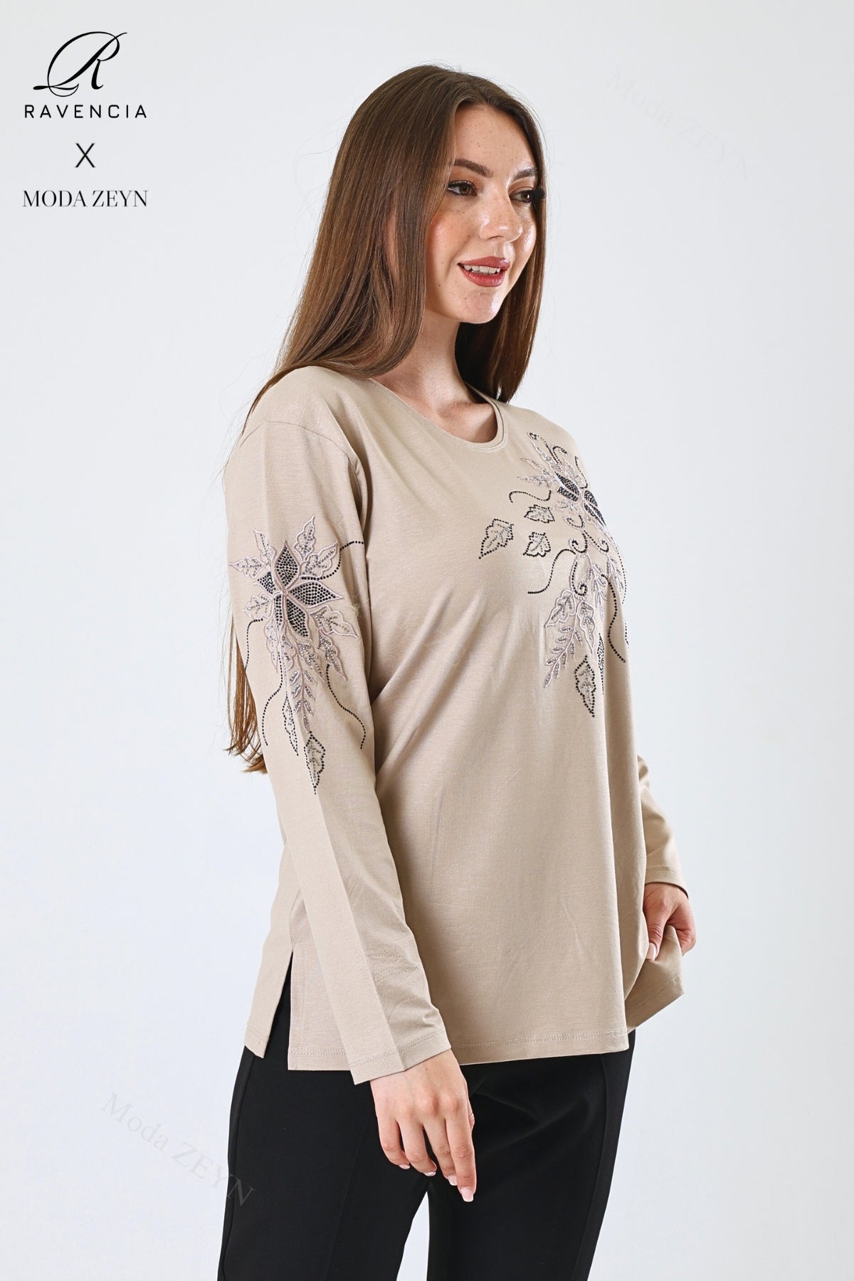 Kadın Çiçek Desenli Taşlı Işlemeli Yırtmaçlı Likralı Viskon Anne Penye Bluz