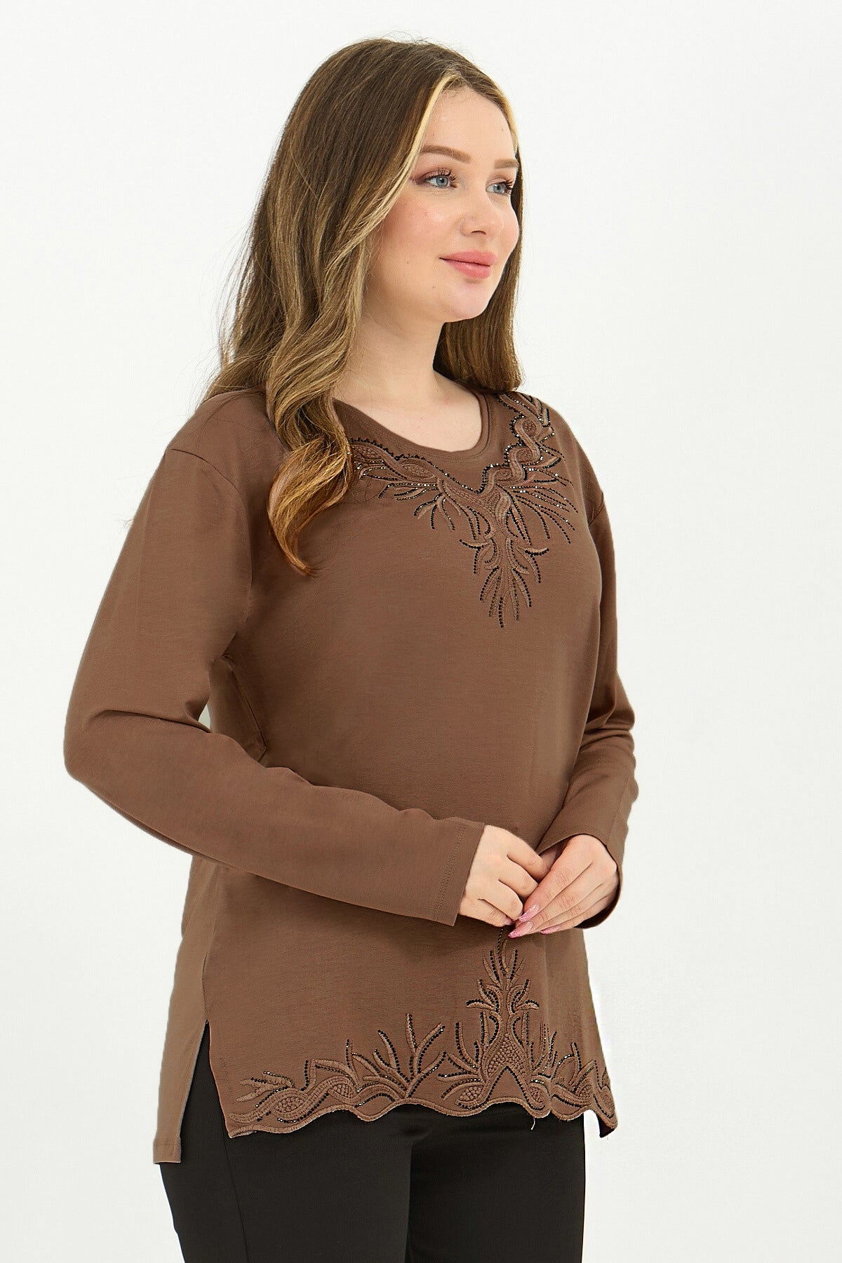 Kadın Yaka Ve Etek Taşlı Nakış Işlemeli Yırtmaçlı Likralı Viskon Anne Penye Bluz